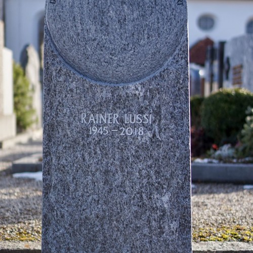 Urnenstein aus Calanca Gneis
Friedhof Eisenberg Zell