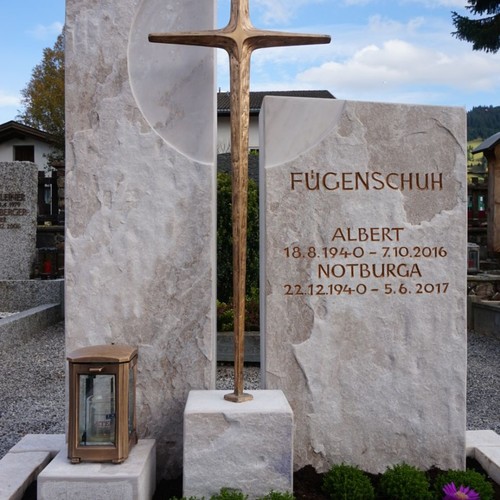 Doppelstein aus Palaisander Marmor mit Bronzekreuz 
Friedhof Grän Tirol
