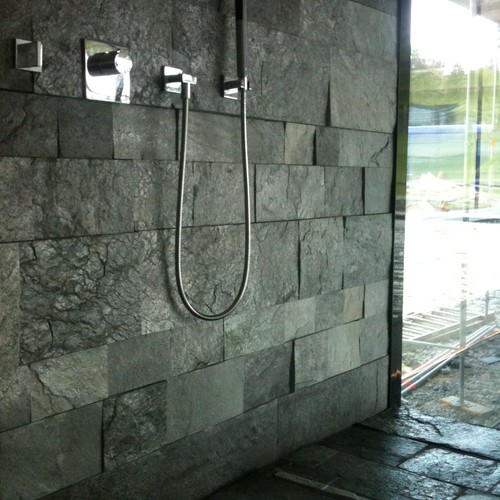 Duschen aus Silberquarzit 
Hotel Kaufmann Roßhaupten