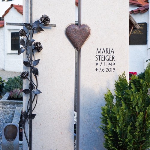 Einzealgrab aus Comblanchien Kalkstein mit Herz aus Granit
Schmiedekreuz mit Rosen
Freidhof Schwangau