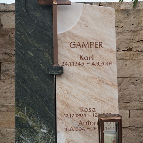 moderner Grabstein aus Palaisnder und Dorfer Grün  