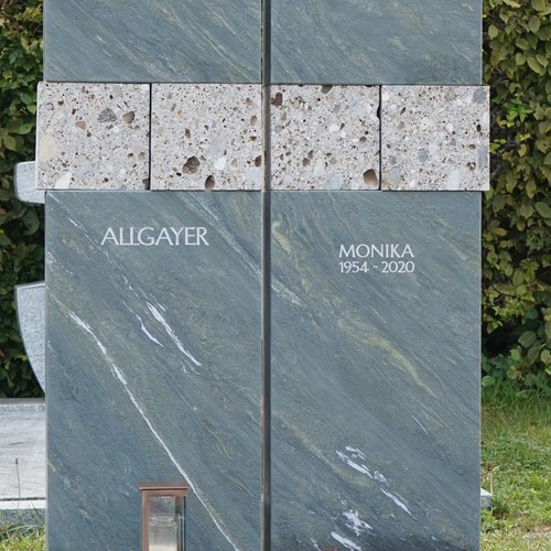 Doppelgrabstein aus Dorfer Grün und Brannenbruger Nagelfluh
Friedhof Oy-Mittelberg